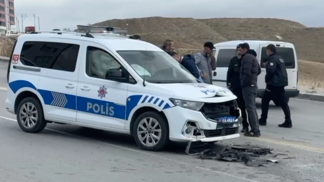 Ekip otosuyla hafif ticari araç çarpıştı! 1 polis yaralı