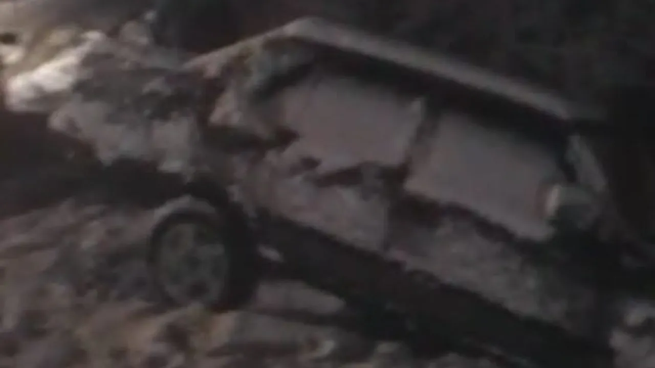 Kar bir anda bastırdı, sürücüler yolda kaldı