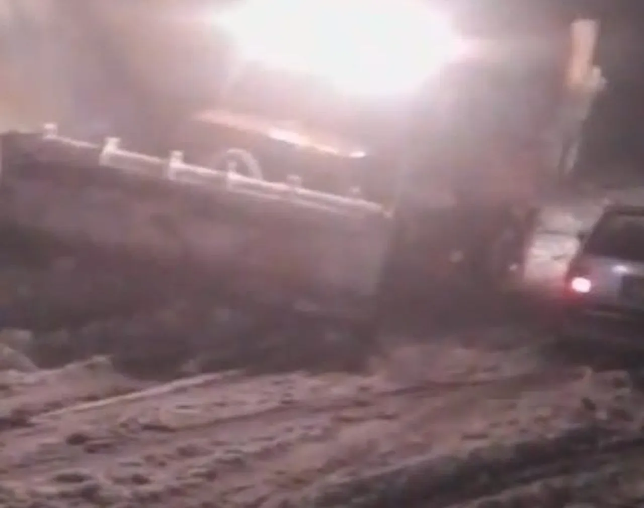 Ekipler, mahsur kalanları kurtarmak için çalışmalara başladı