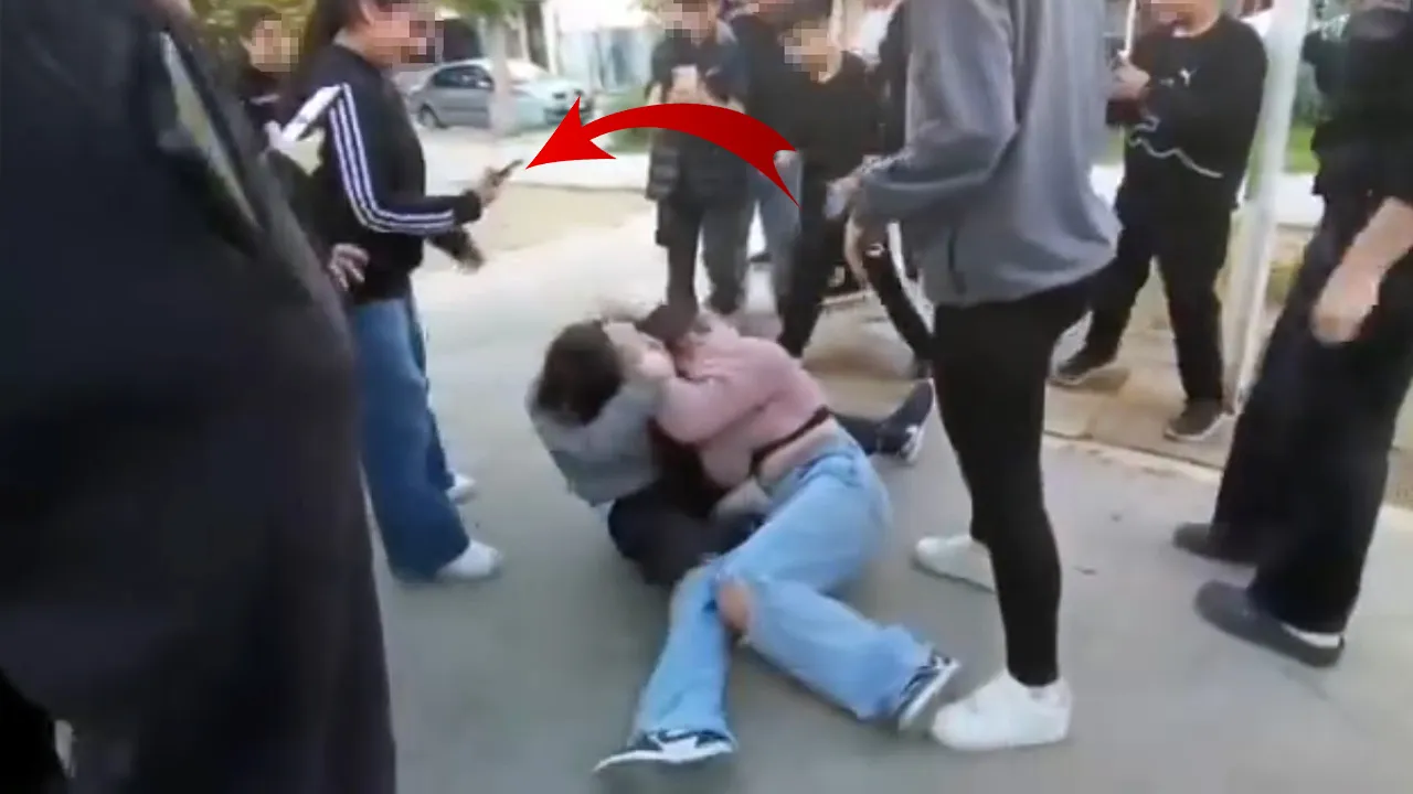 Kız öğrenciler birbirine girdi, çevredekiler ayırmak yerine video çekti