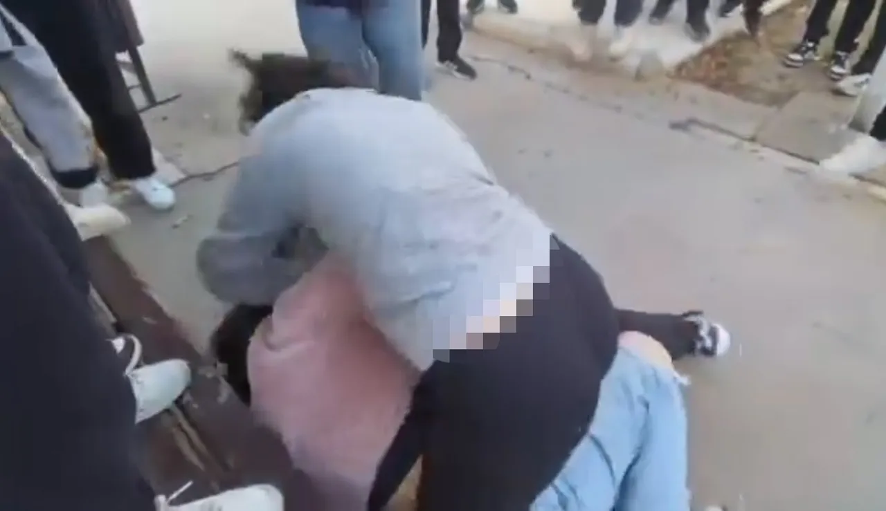 Kız öğrenciler birbirine girdi, çevredekiler ayırmak yerine video çekti
