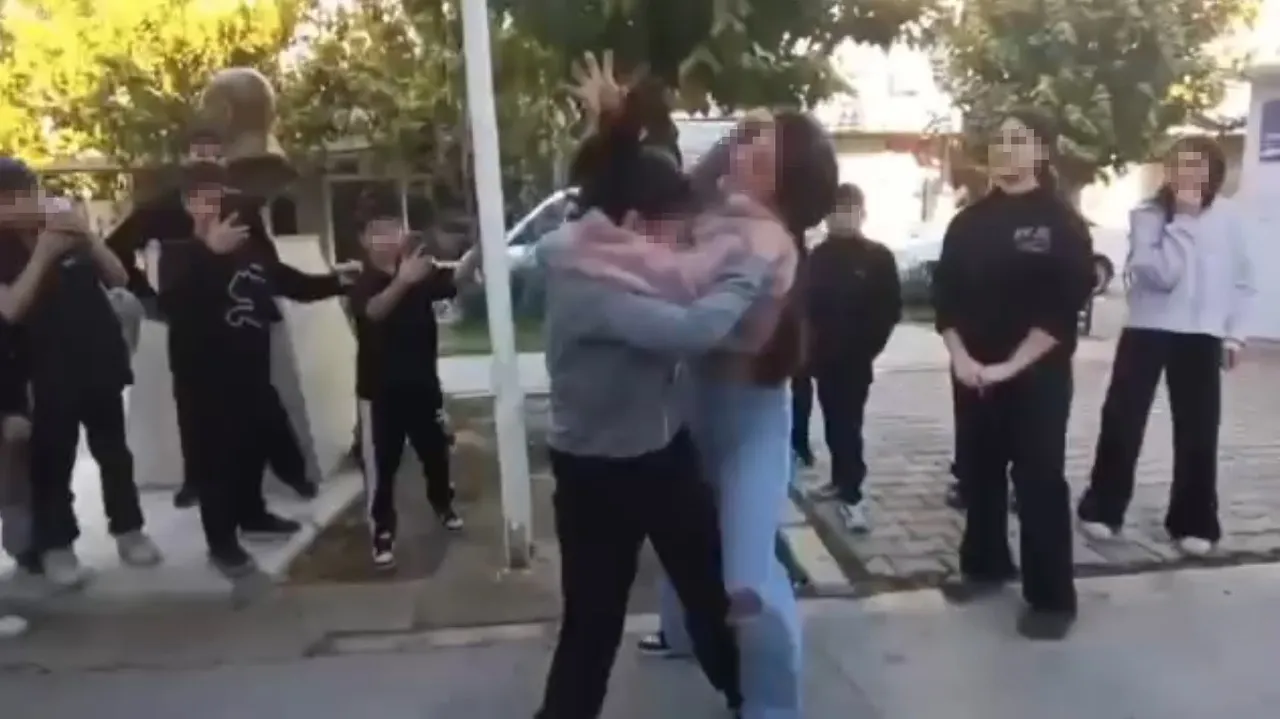 Kız öğrenciler birbirine girdi, çevredekiler ayırmak yerine video çekti