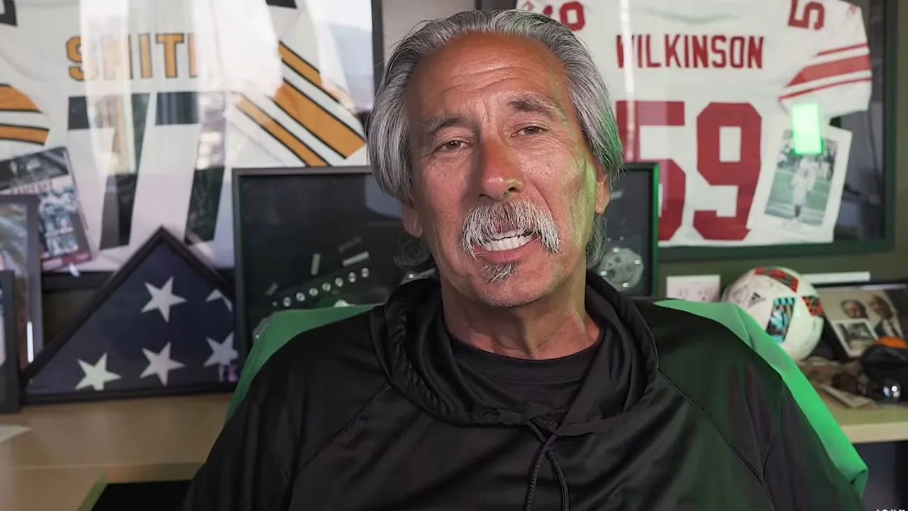 Onun koçluk anlayışı, sadece saha içinde değil, saha dışında da liderlik, karakter gelişimi ve destek üzerine kuruluydu.