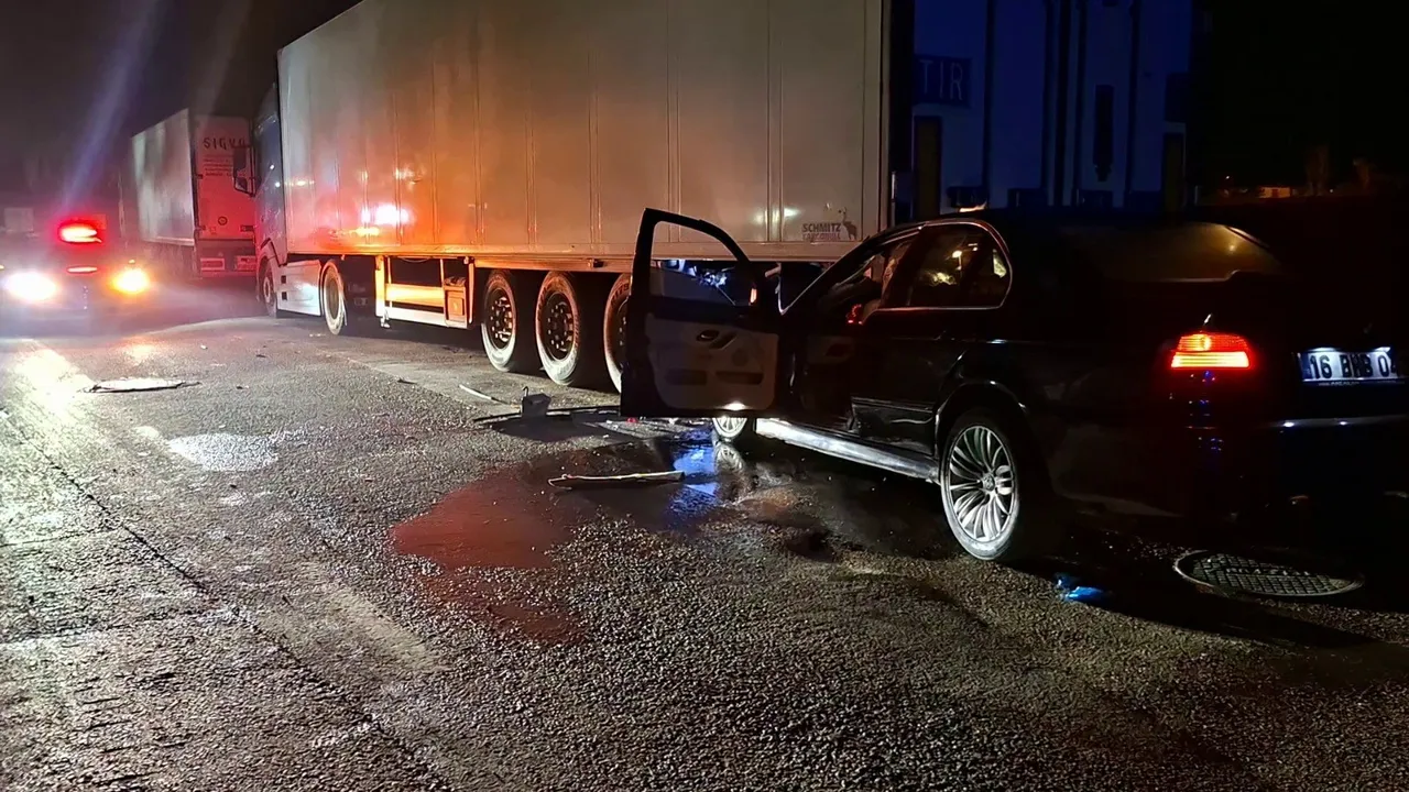 Lüks araç tıra çarptı, sürücü can verdi! Alkollü olduğu ortaya çıktı