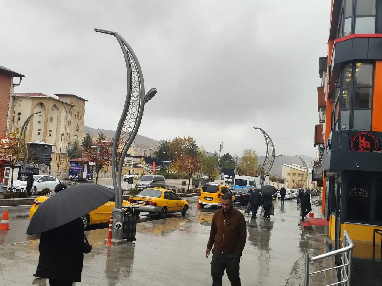 Hakkari kent merkezinde kuvvetli sağanak etkili oluyor