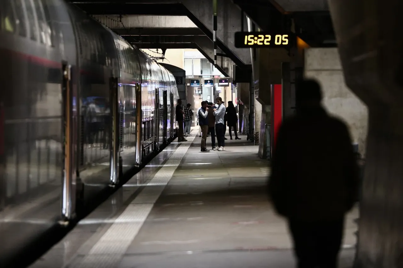 Pariste tren istasyonunda korku dolu anlar: Saldırgan etkisiz hale getirildi