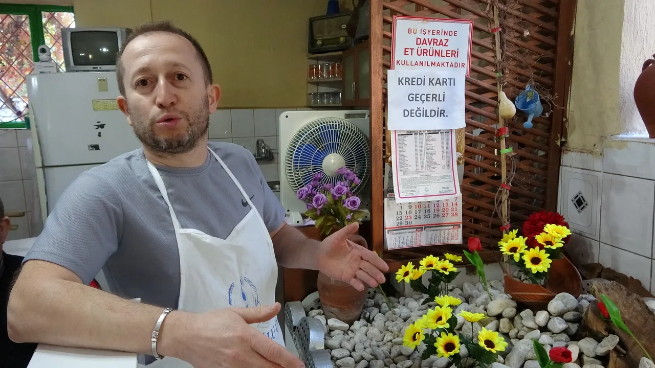 Pide salonunda gizemli mezar! Görenler önce şaşırıyor sonra dua ediyor