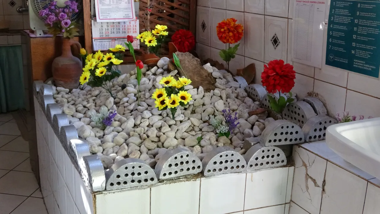 Pide salonunda gizemli mezar! Görenler önce şaşırıyor sonra dua ediyor