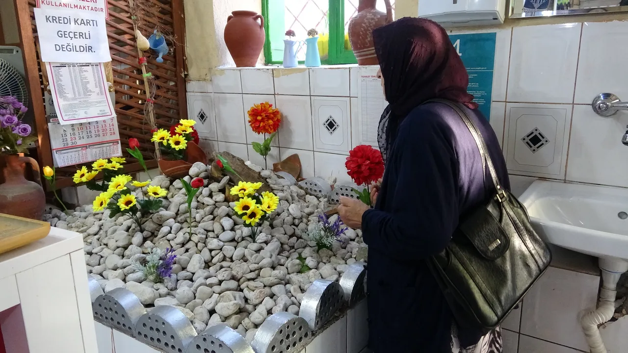 Pide salonunda gizemli mezar! Görenler önce şaşırıyor sonra dua ediyor