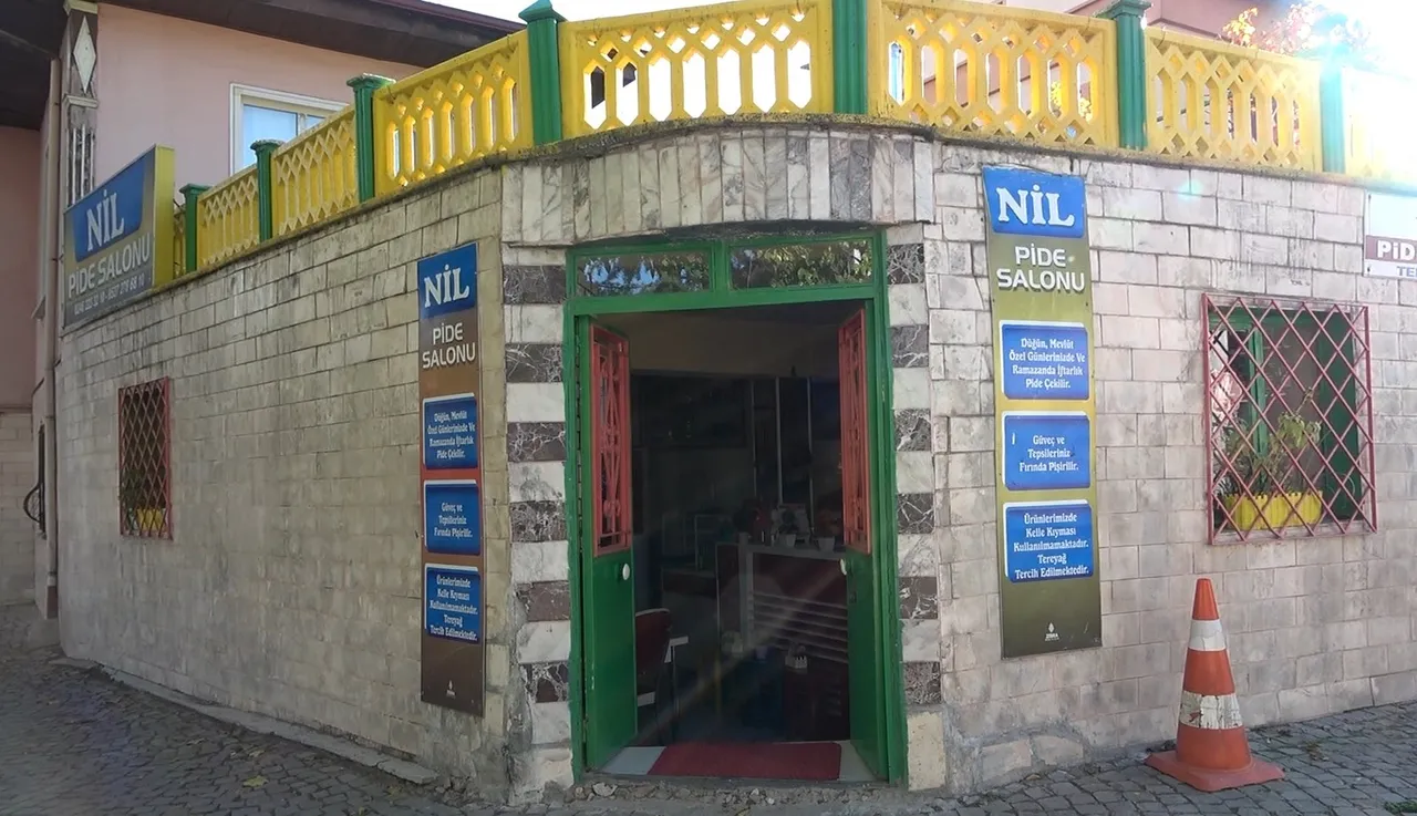 Pide salonunda gizemli mezar! Görenler önce şaşırıyor sonra dua ediyor