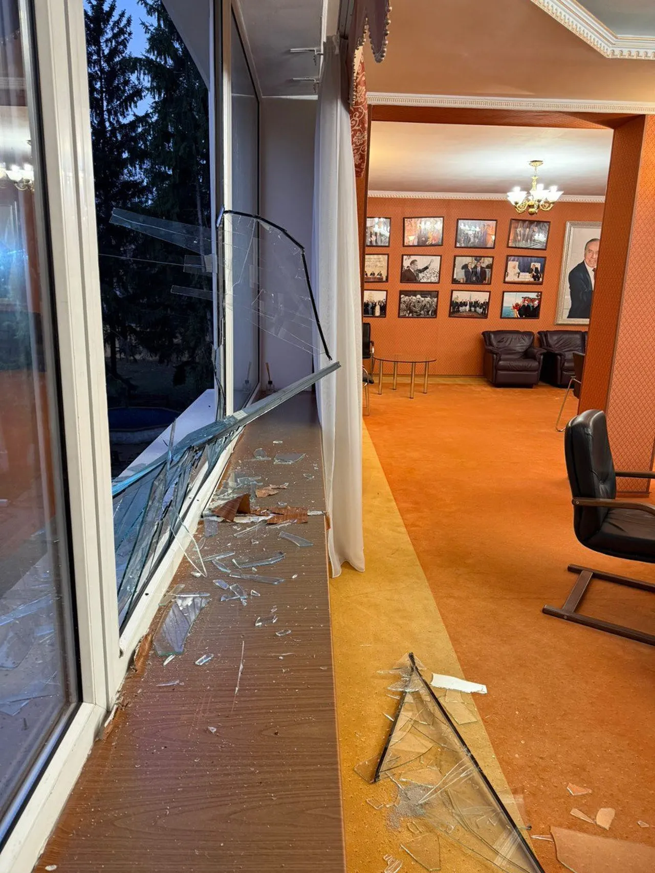 Yerel saatle 01.00 civarında Kiev'e yapılan füze ve İHA saldırıları sırasında büyükelçilik alanına İskender tipi füzenin düşmesi üzerine Bakü'nün tepkisinin ve itiraz notasının Yevdokimov'a iletildiği aktarıldı.