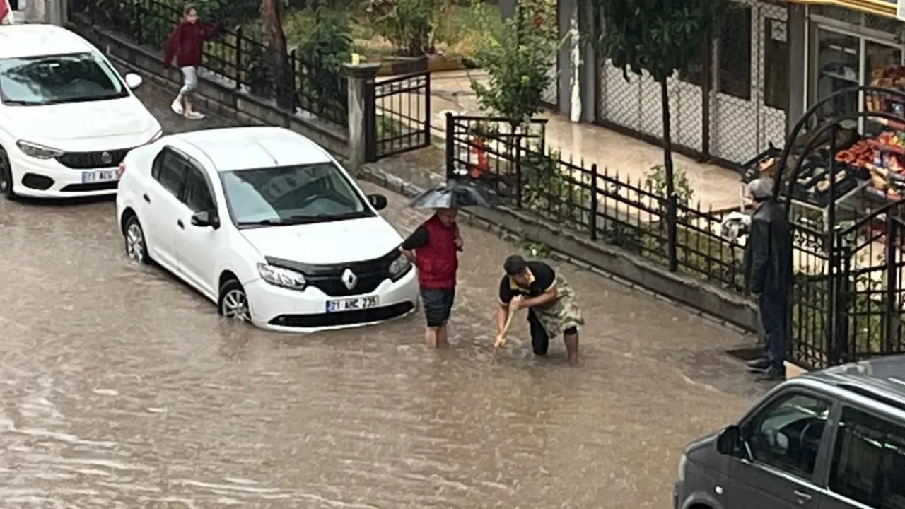 Sağanak Batman’ı göle çevirdi! Vatandaşlar tıkanan rögarları kendi elleriyle açtı
