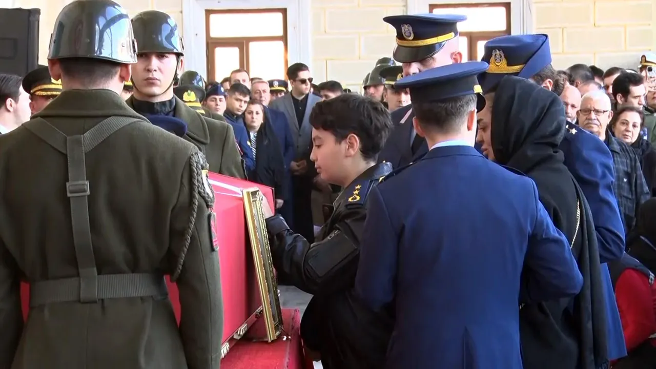Şehide son veda! Oğlundan ağlatan hareket