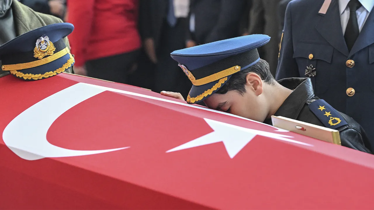 Şehide son veda! Oğlundan ağlatan hareket