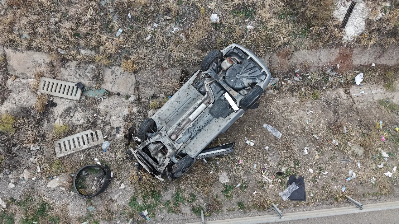 Otomobil şarampole yuvarlandı! Yaralılar var