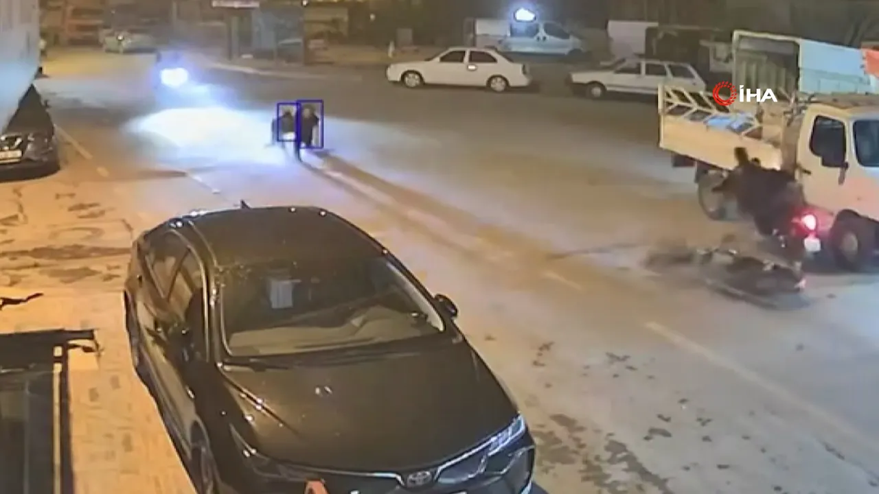 Tehlikeli hareket yapan motosikletliler kaza yapınca motosikleti bırakıp kaçtı!