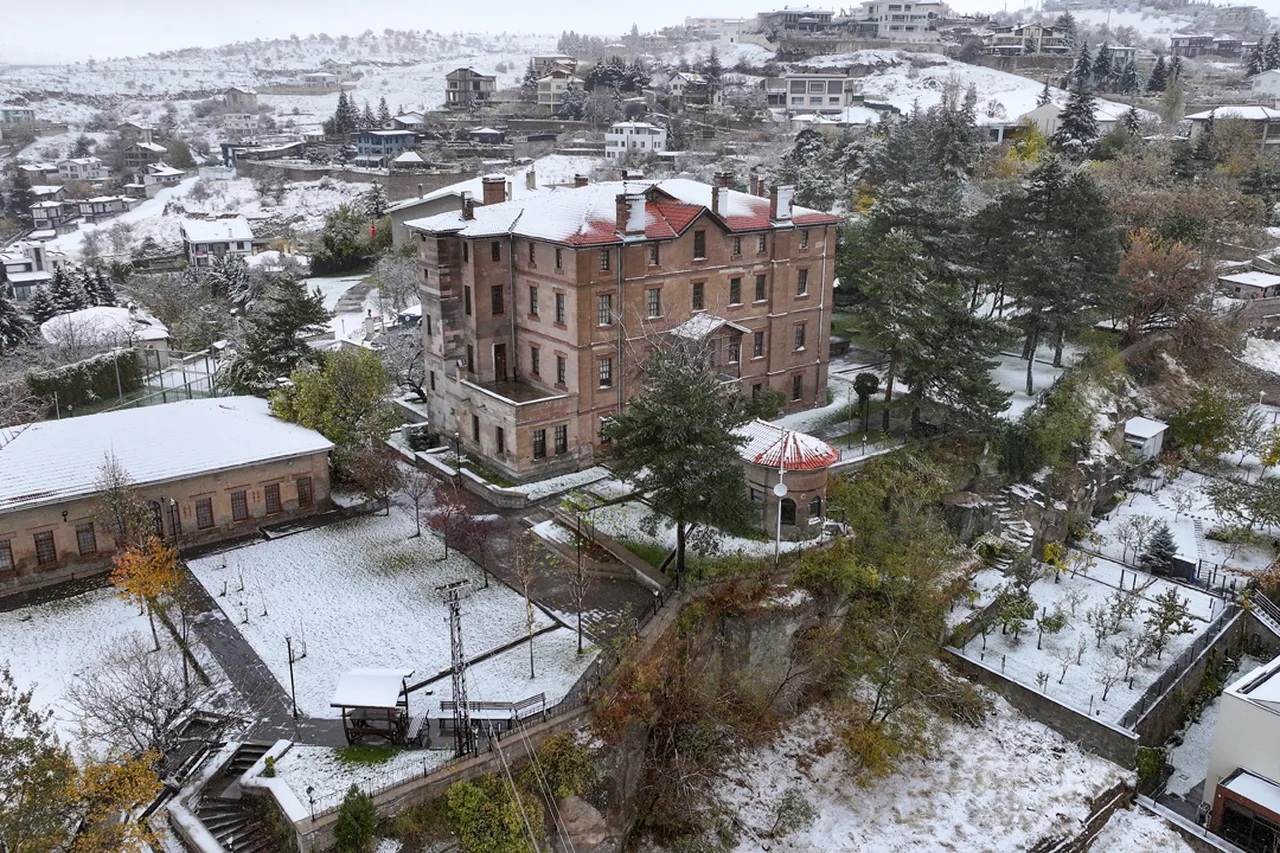 Türkiye mevsimin ilk karına uyandı! Çok sayıda il beyaza büründü, kar kalınlığı 10 santimetreye dayandı