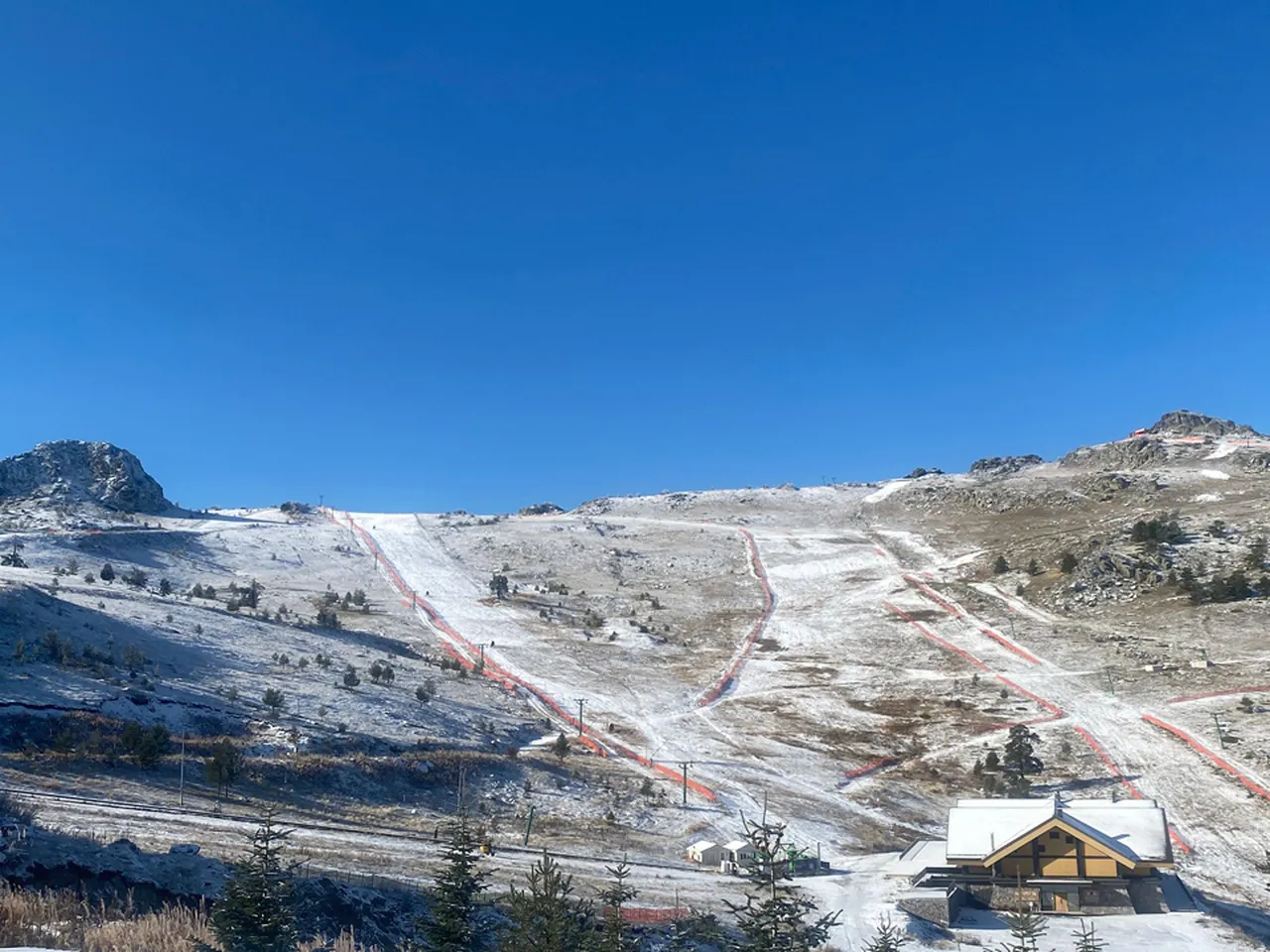 Türkiye mevsimin ilk karına uyandı! Çok sayıda il beyaza büründü, kar kalınlığı 10 santimetreye dayandı