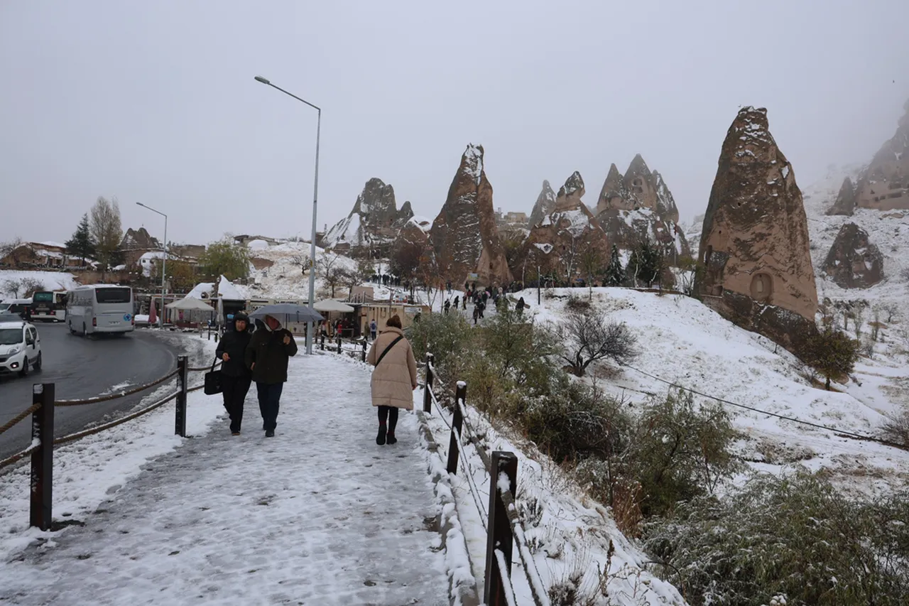 Türkiye mevsimin ilk karına uyandı! Çok sayıda il beyaza büründü, kar kalınlığı 10 santimetreye dayandı