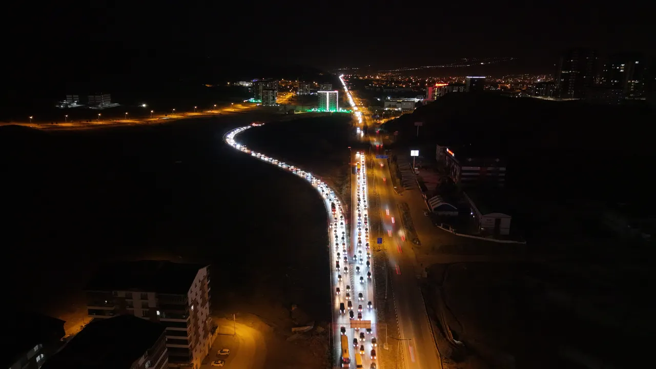 Ara tatil sona erdi, trafik felç oldu! Tatil dönüşü kilit kavşaktaki yoğunluk havadan görüntülendi