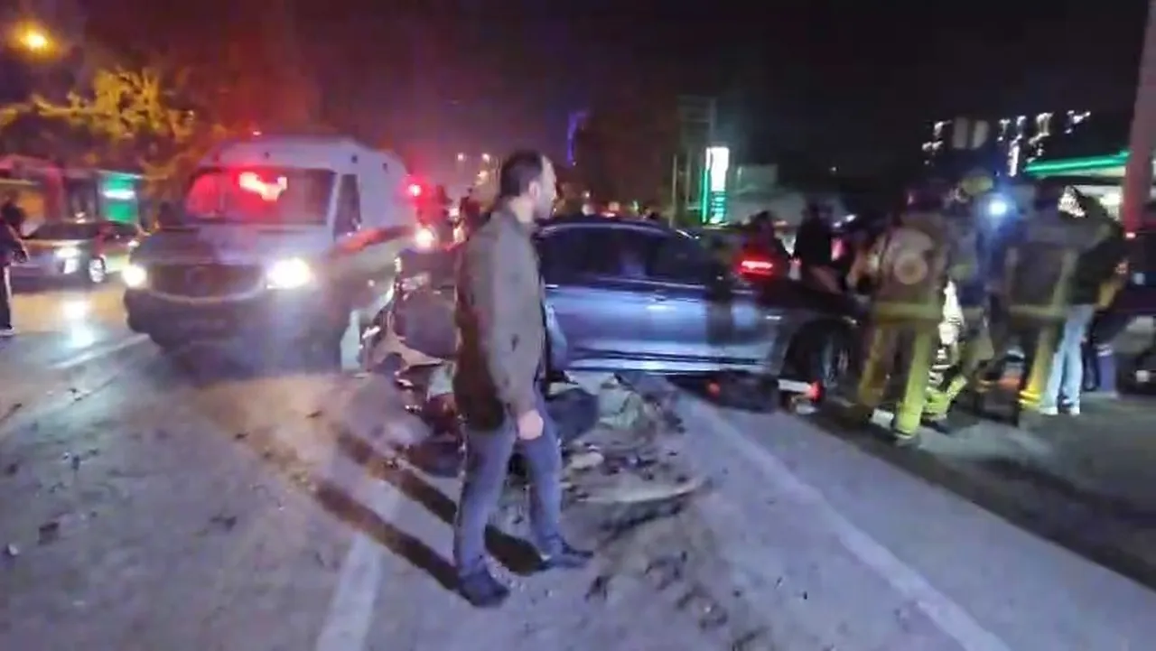 Kaza sonrası araç hurdaya döndü