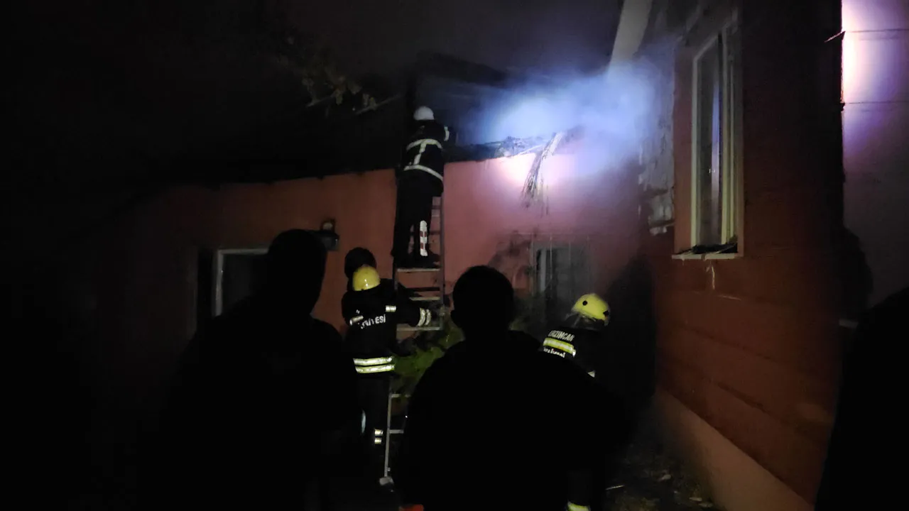 Erzincan'da müstakil evde yangın: 2'si çocuk 4 kişi kurtarıldı