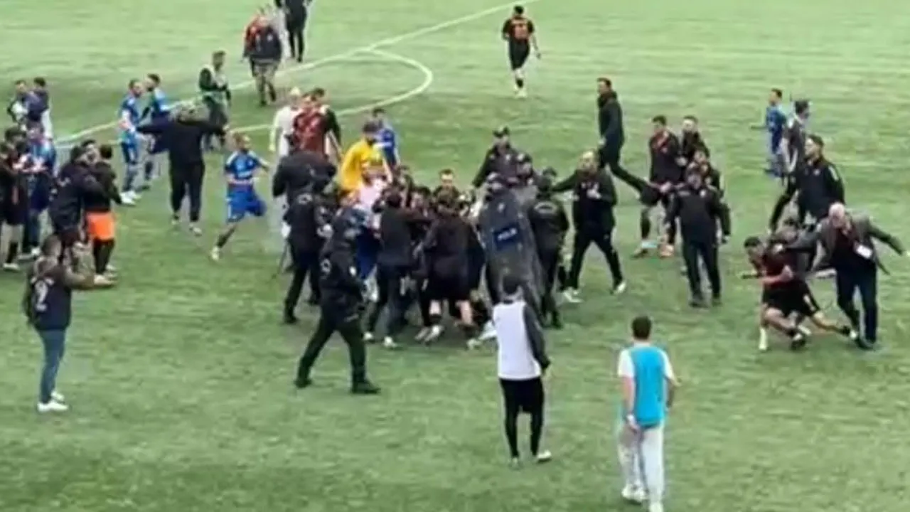 Futbol sahası savaş alanına döndü! Yumruklar havada uçuştu, 24 kırmızı kart çıktı