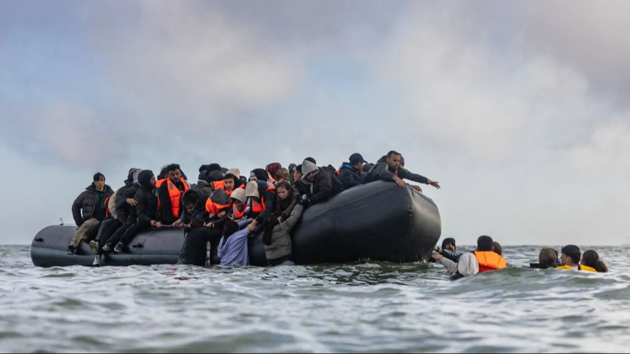İngiltere’den sert mülteci hamlesi: Kalıcı oturum süresi 5 yıldan 20 yıla çıkacak! 