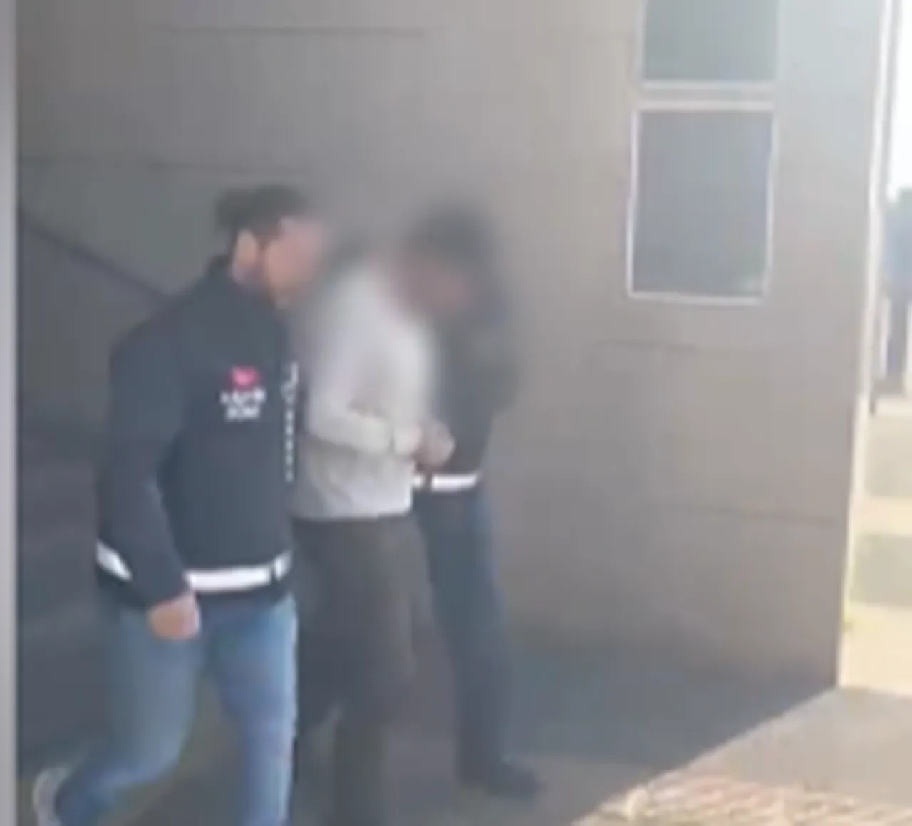 Bayrampaşa'da pompalı tüfekle etrafa rastgele ateş açan şahsın gözaltına alındığı anlar.