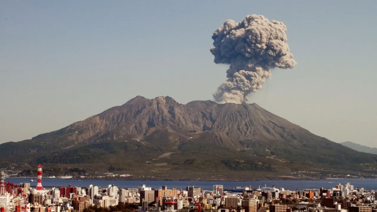 Dünyanın en tehlikeli yanardağlarından biri uyandı