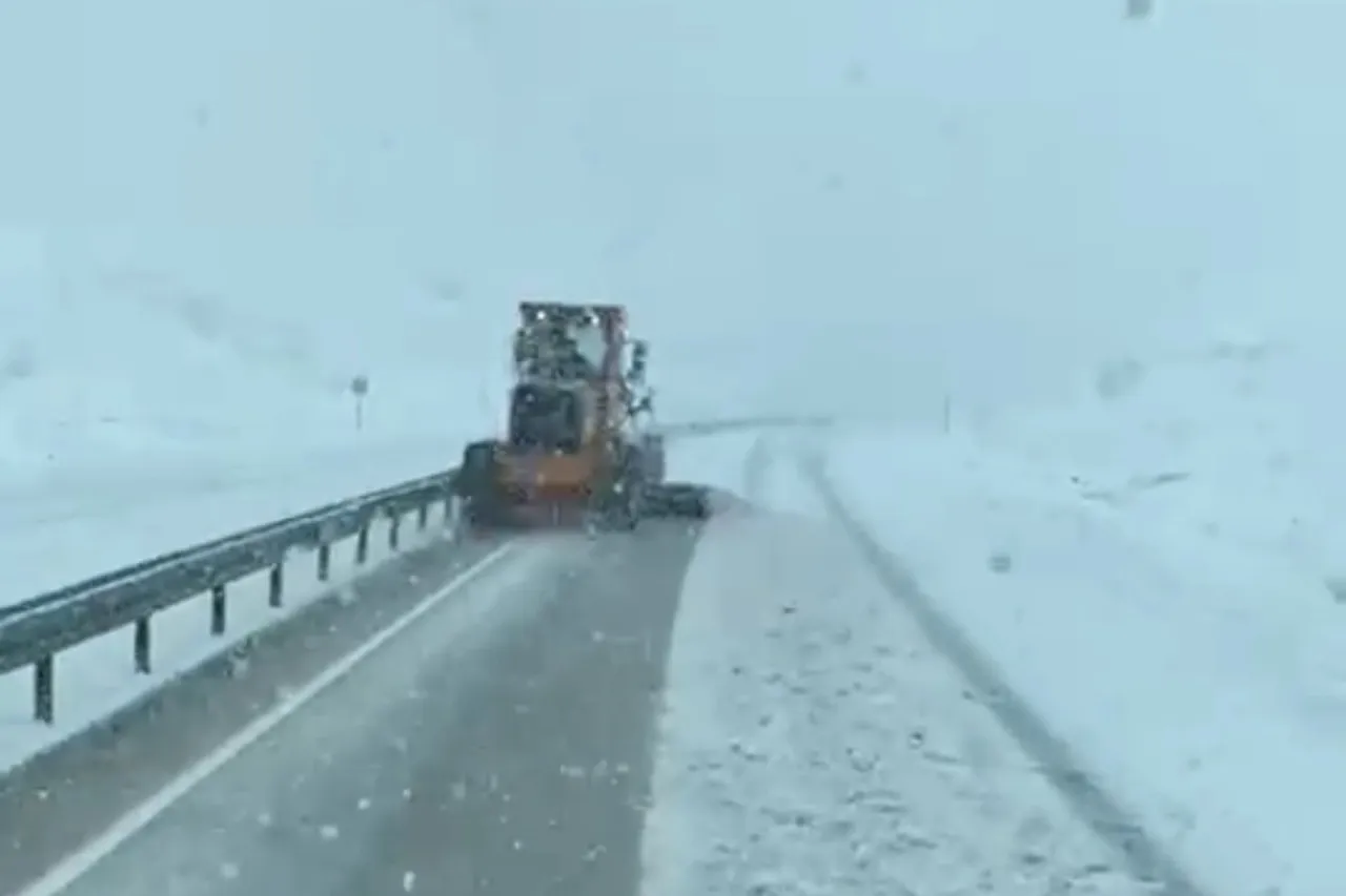 Kar yüzünden ekipler evlerine gidemiyor! O şehirde gece gündüz yol açma çalışması var