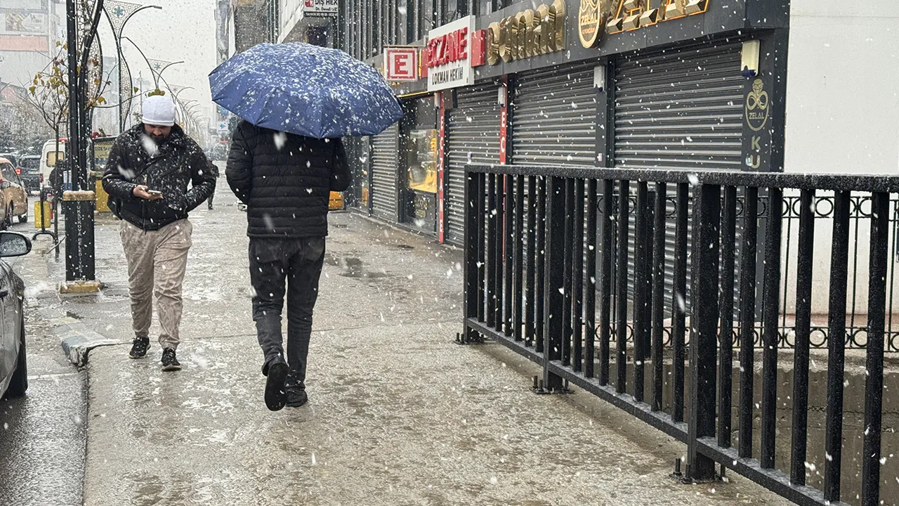 Kar yüzünden ekipler evlerine gidemiyor! O şehirde gece gündüz yol açma çalışması var