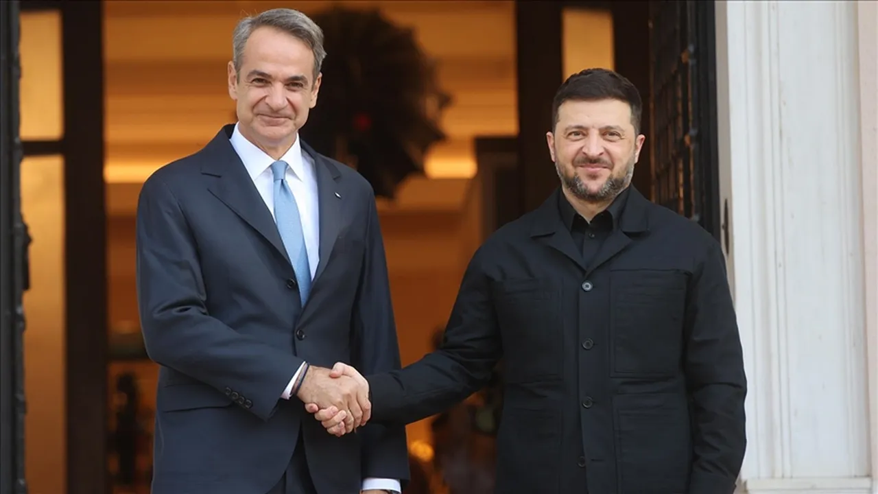Yunanistan Başbakanı Miçotakis (soldaki) ve Ukrayna Devlet Başkanı Zelenskiy (sağdaki)