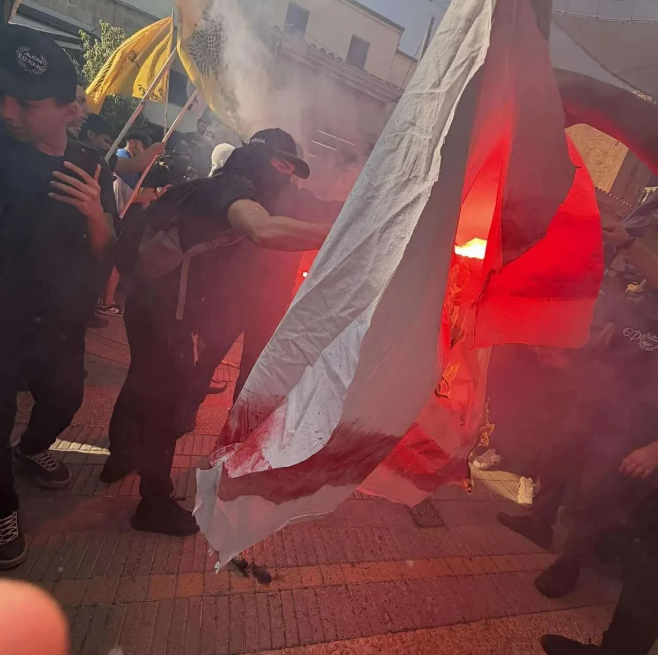 KKTC bayrağı yakan Rum gençler