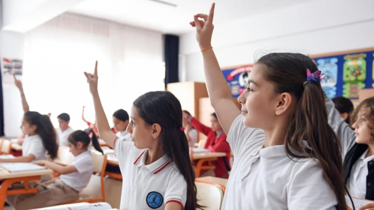 Pazartesi okullar yarım gün mü? 17 Kasım okulların akıbeti merak ediliyor