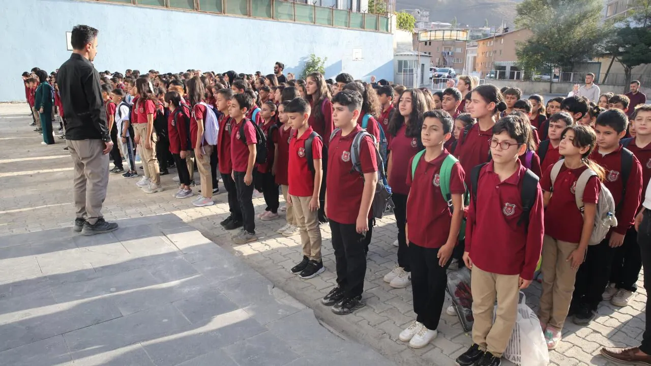 Pazartesi okullar yarım gün mü? 17 Kasım okulların akıbeti merak ediliyor