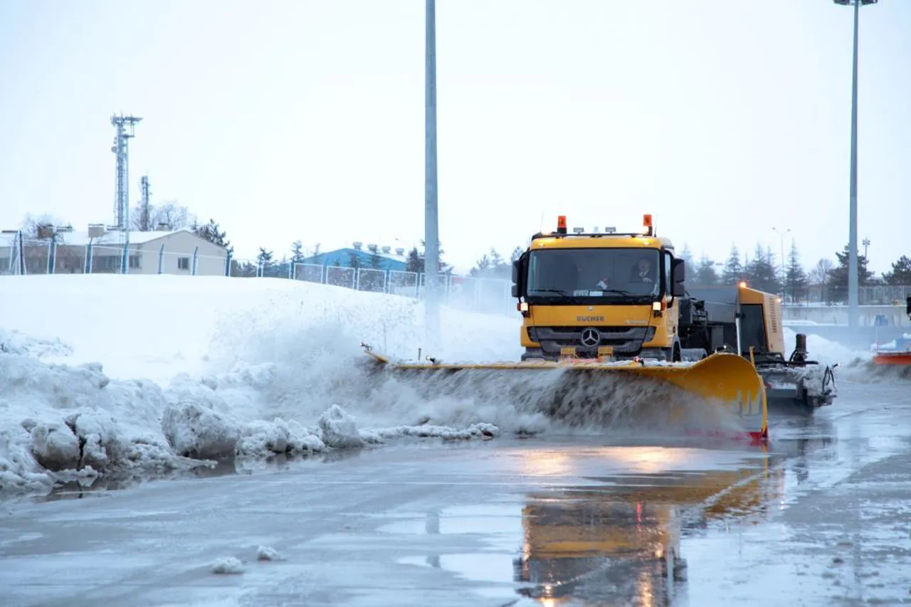Havalimanlarında kar küreme çalışmaları