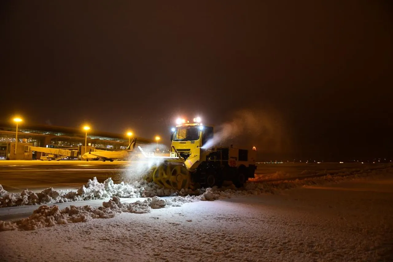 Havalimanlarında kar küreme çalışmaları