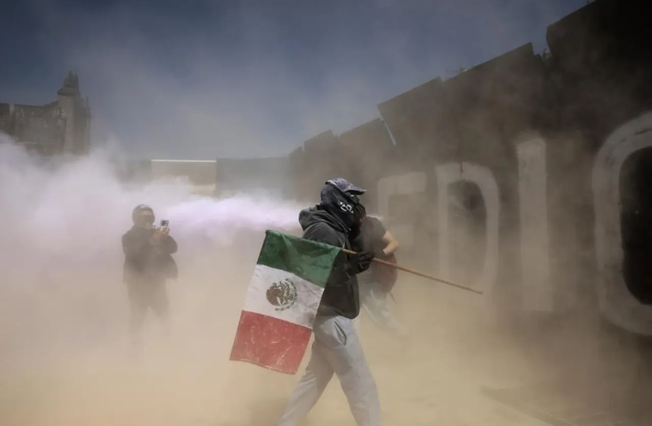 Suç ve yolsuzluğa duyulan öfkenin sokağa taştığı Meksika’da düzenlenen hükümet karşıtı protestoda, aralarında 100 polis memurunun da bulunduğu 120 kişi yaralandı.