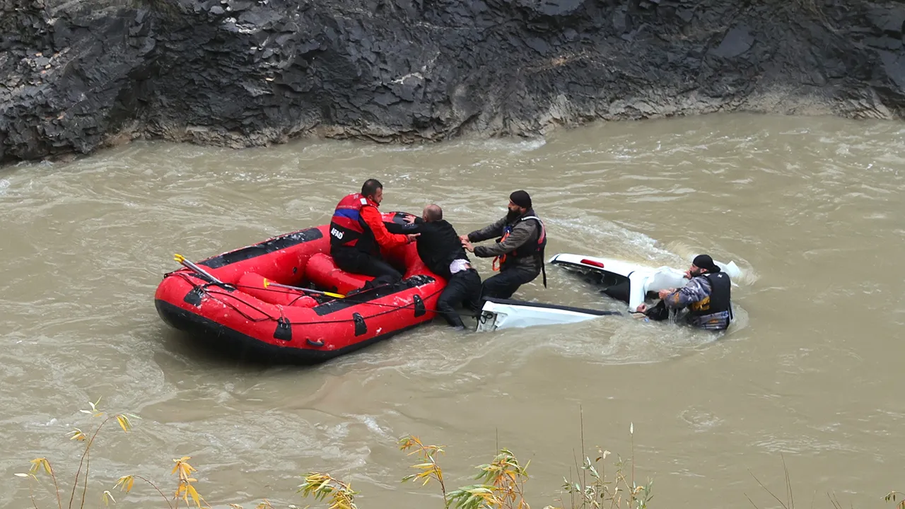 Zap suyunda felaket! Pikap uçtu, ölü ve yaralılar var