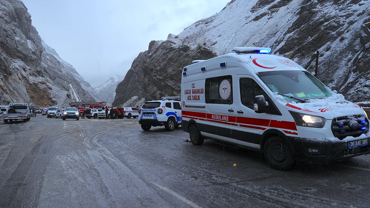 Zap suyunda felaket! Pikap uçtu, ölü ve yaralılar var