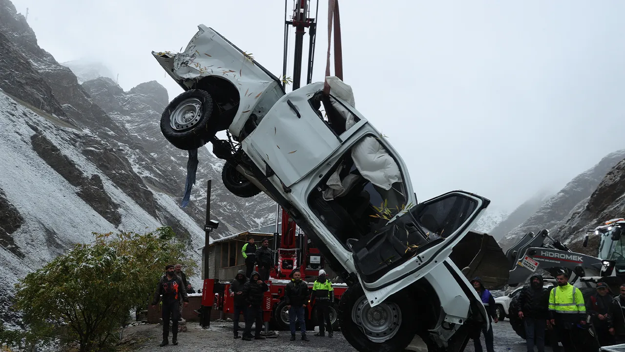 Zap suyunda felaket! Pikap uçtu, ölü ve yaralılar var