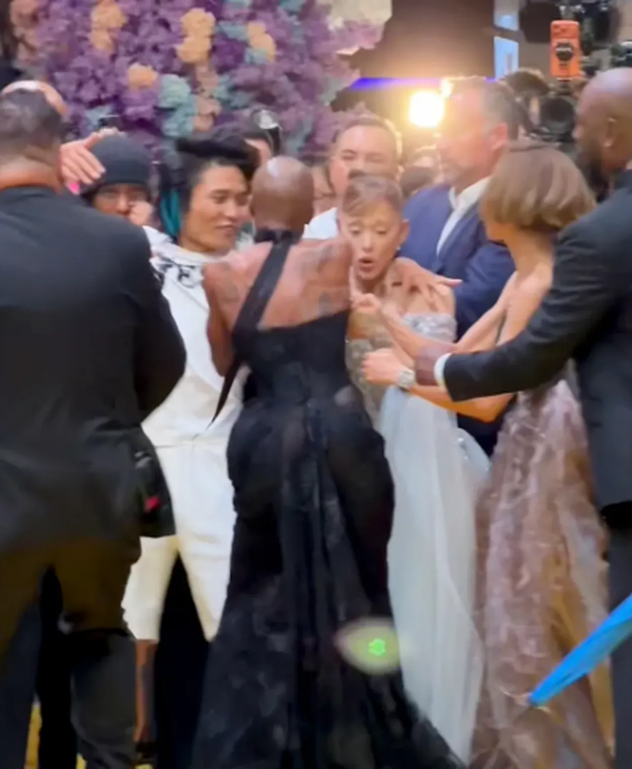 Johnson Wen'in Grande'yi sertçe tuttuğu an