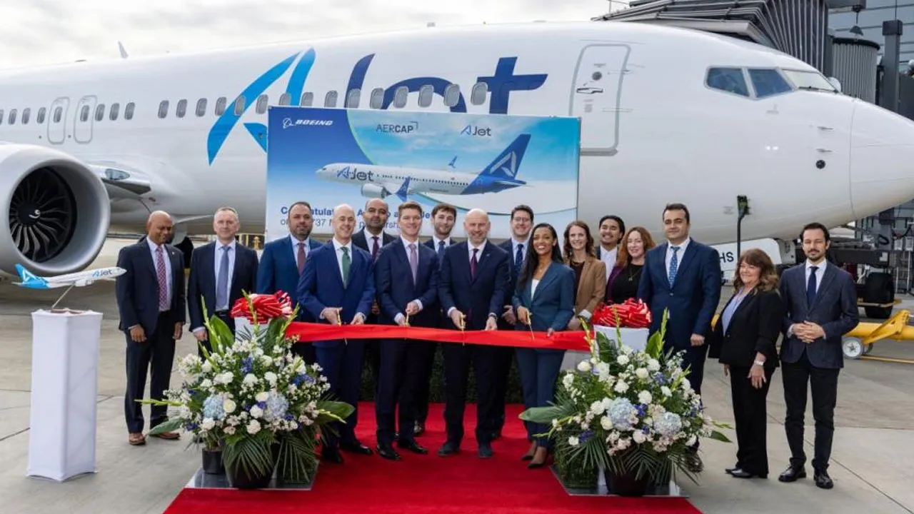 AJet'in fabrika çıkışlı 2 uçağı İstanbul'a geldi