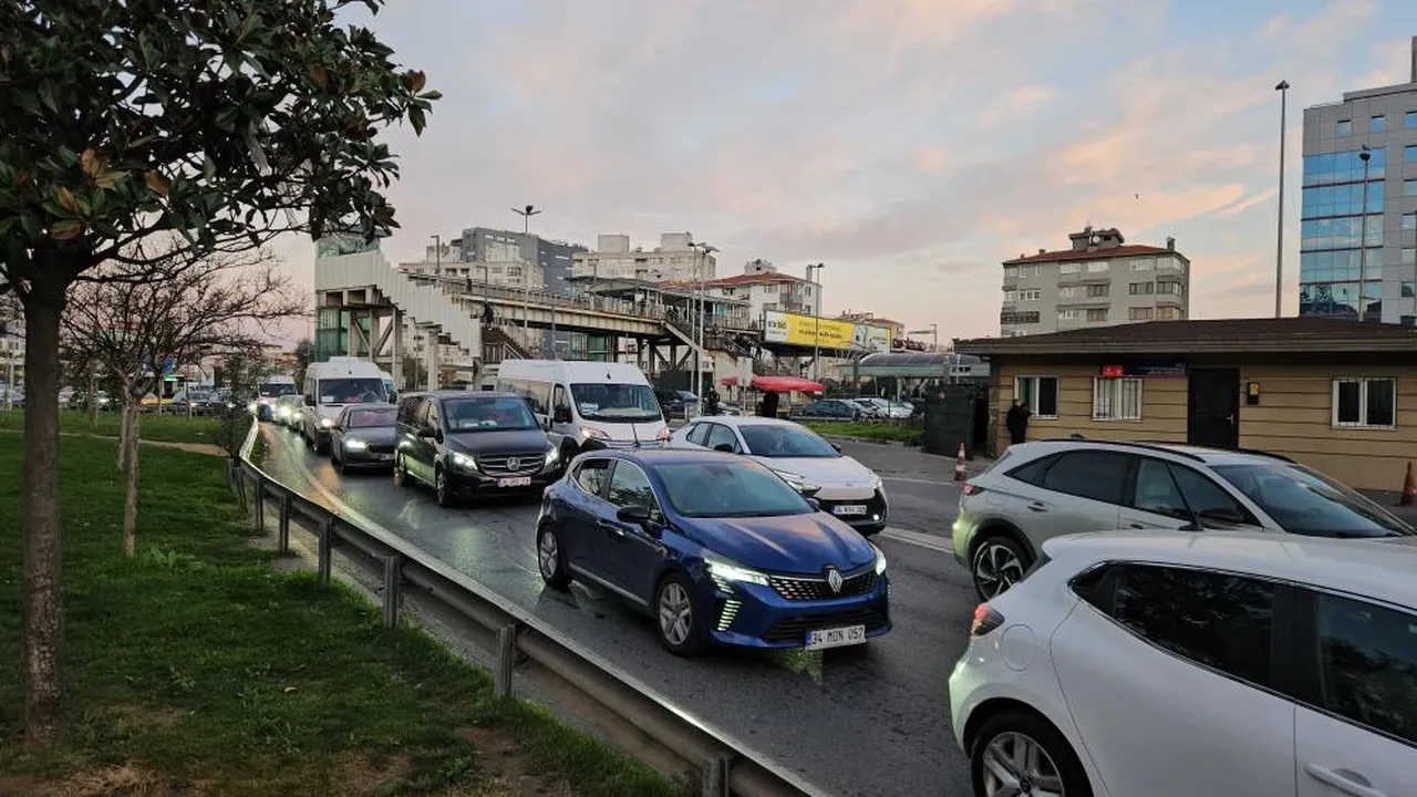 Ara tatil bitti, okullar açıldı! İstanbul'da trafik kilitlendi