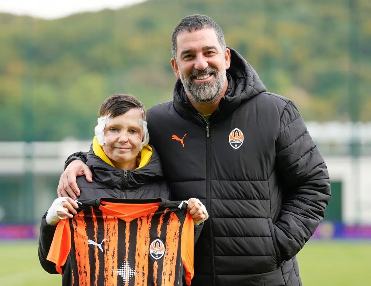 Shakhtar taraftarı 8 yaşındaki Roman ve Arda Turan