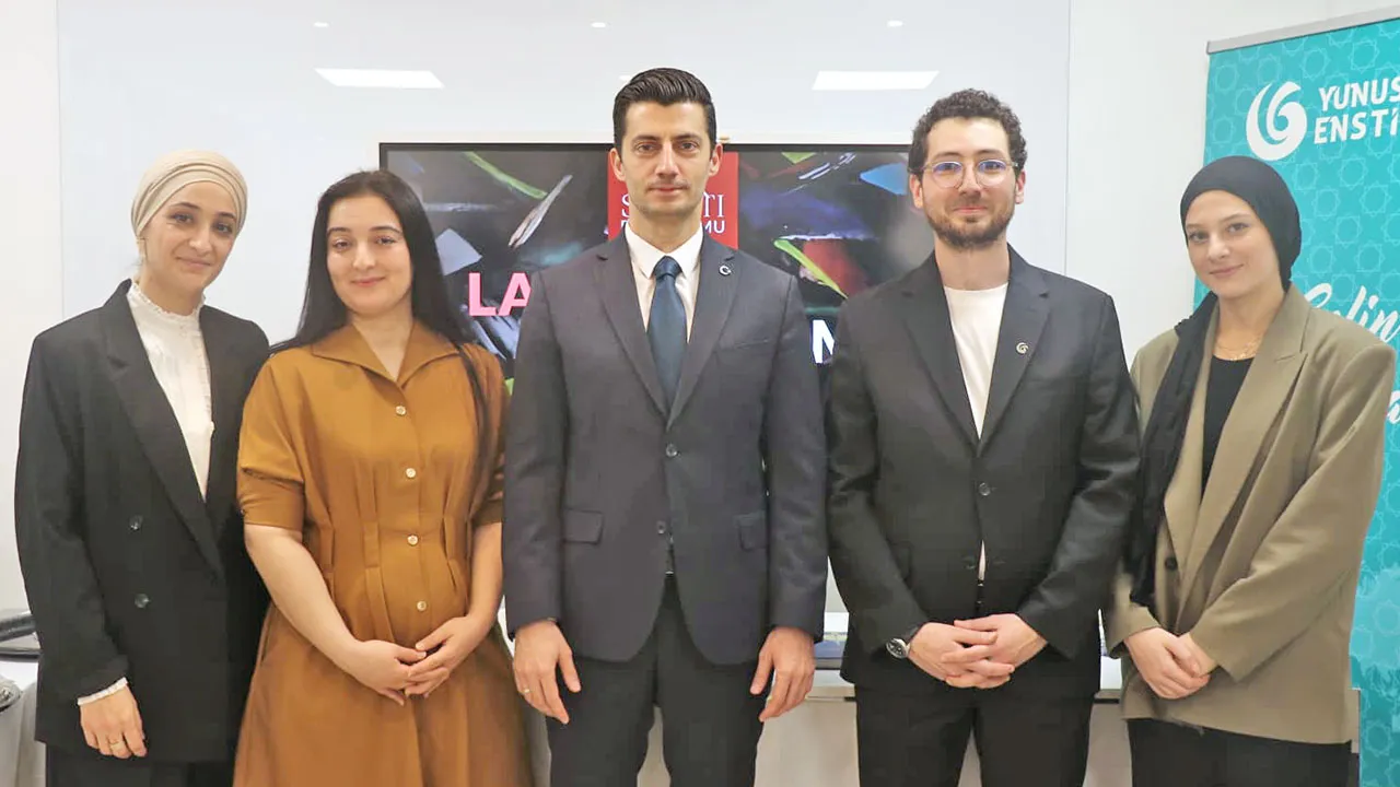 “Türk Sanatı Platformu”nun tanıtımı geçtiğimiz günlerde Paris’te yapıldı. YEE Başkan Yardımcısı Bilgin Özmen’in de katıldığı faaliyette Prof. Dr. Leyla Alpagut “Füreya: Paris’te Türk Seramiğinin Yankısı” başlıklı bir seminer verdi.