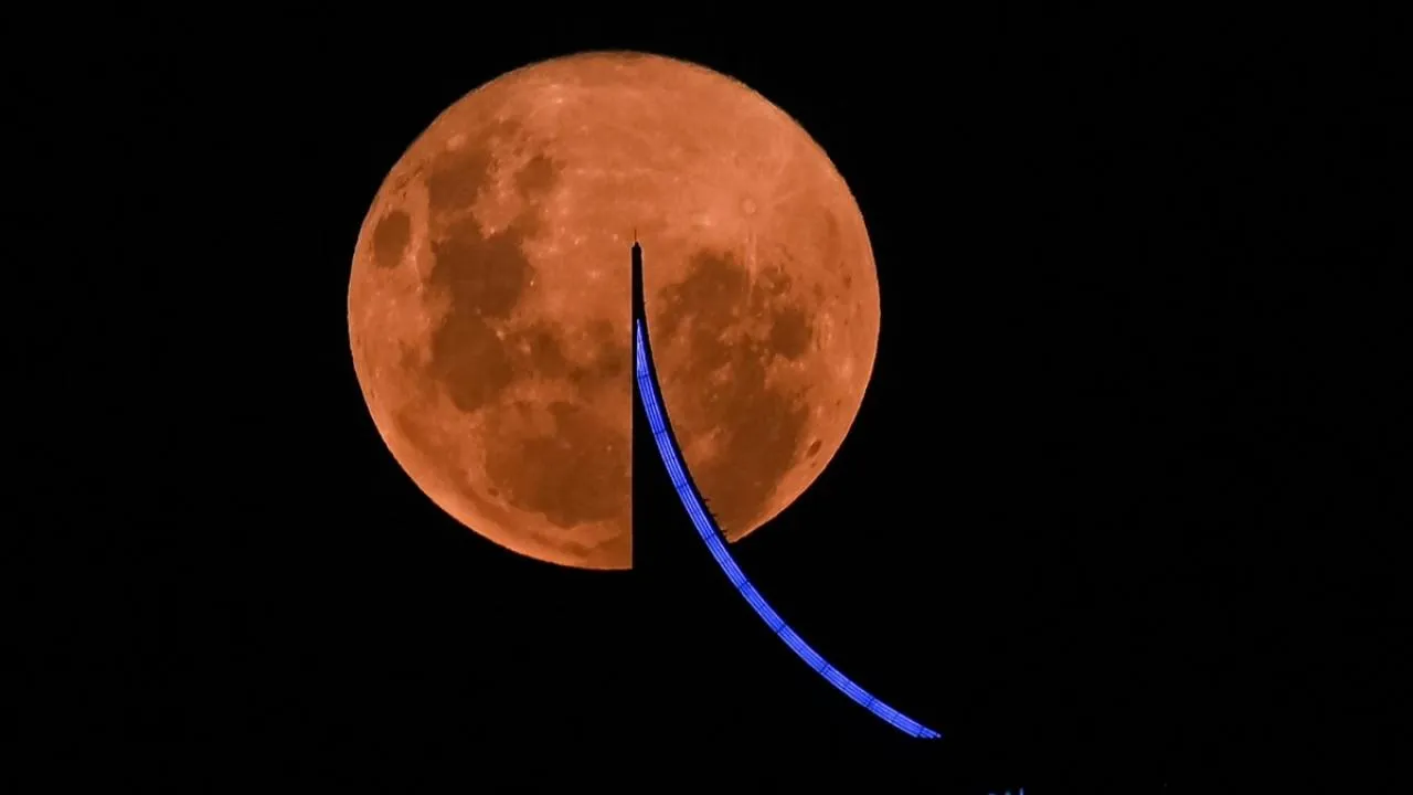 Ay'ın karanlık yüzünden gelen 'sır'! Çarpma etkisiyle oluşan kristaller bulundu