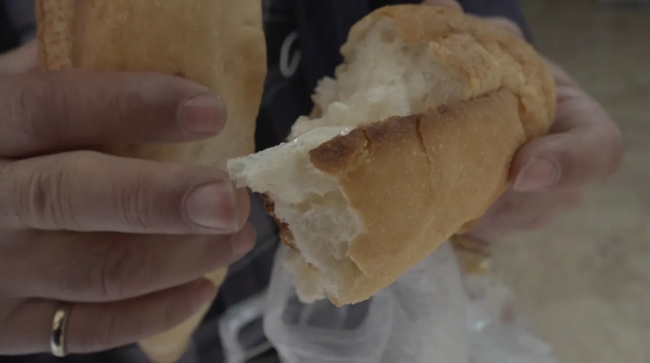 Ekmeğin içinden poşet çıktı! İnceleme başlatıldı