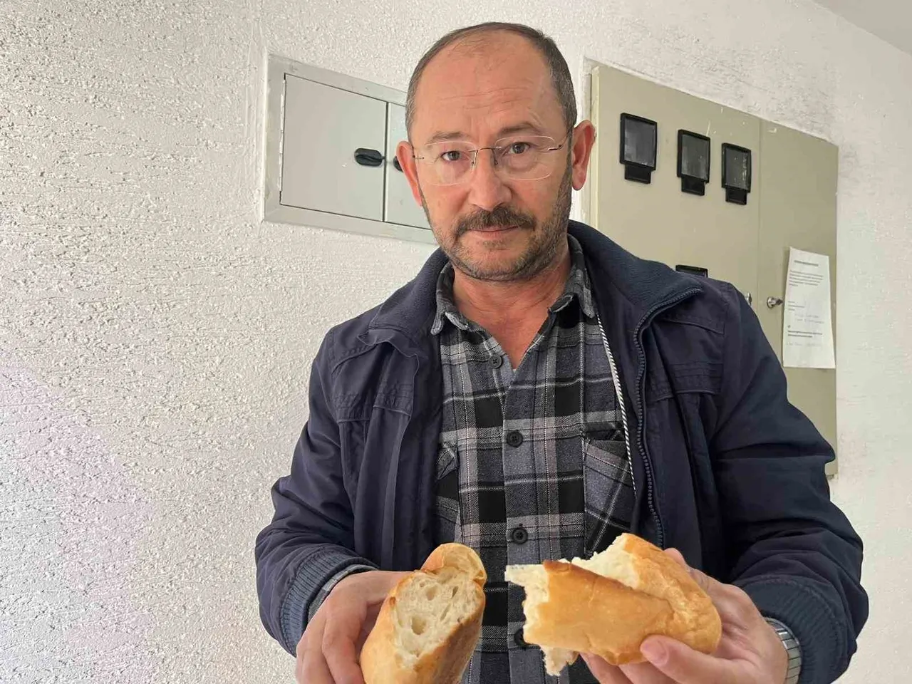 Ekmeğin içinden poşet çıktı! İnceleme başlatıldı